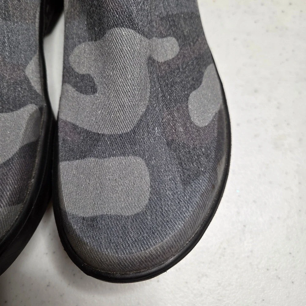 OOFOS Women's or Youth Gray Camouflage Eezee Slip On Shoes Size 6/37